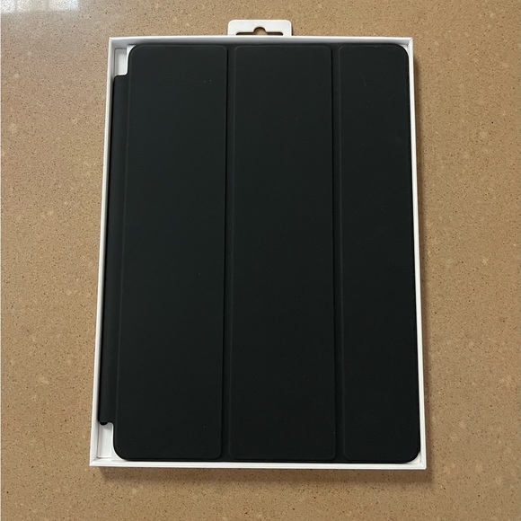 Black iPad Smart Cover - Picture 4 of 7
